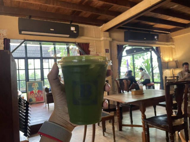 คาเฟ่ใต้ถุน