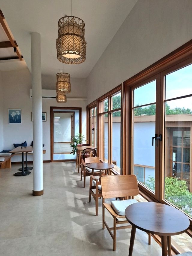 คาเฟ่ฟีลญี่ปุ่น Hitch & Round Cafe and Space