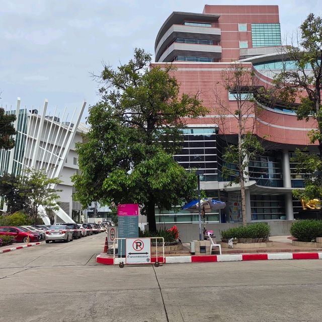 มหาวิทยาลัยรังสิต  ศิลปะ ร่มรื่น  ผสานความทันสมัย
