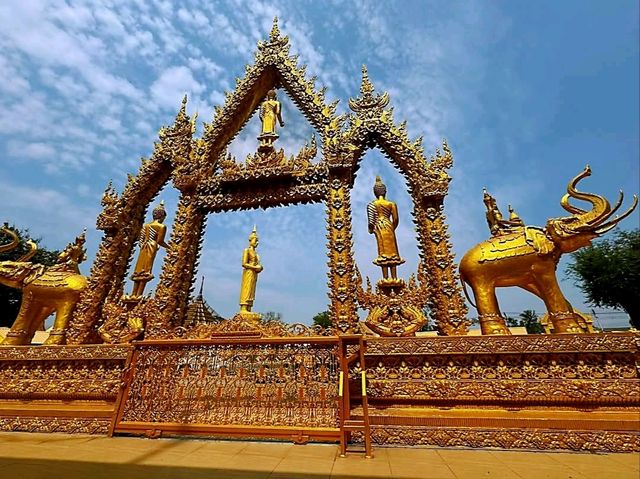 พระอุโบสถสีทอง วัดปากน้ำโจ้โล้ บางประกง