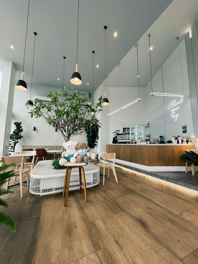 Whiteline Cafe in Hua Mak, Bangkok