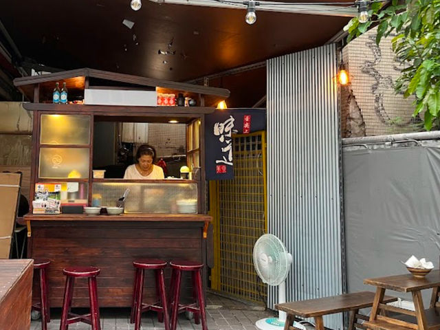 台北東區大樹下飯麵食堂| 阿嬤乾麵