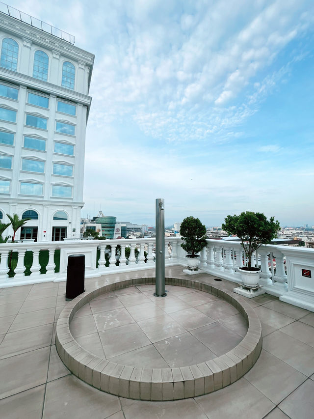 Serene City Escape: Infinity Pool Bliss at Adimulia