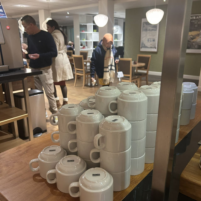 모닝커피로 즐기는 네덜란드 호텔 ☕️