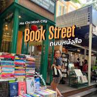 Book Street Hochiminh ถนนทั้งเส้นเต็มไปด้วยหนังสือ