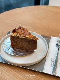 แวะกินขนมเค้ก หลังจากเดินดูกระเบื้อง