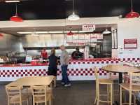 【Five Guys｜アメリカ発！選べるトッピングで自分だけの最強バーガー🍔】