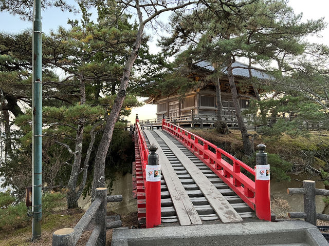 🌉🌊 Crossing with Purpose: Sukashi Bridge to Godaji Temple 