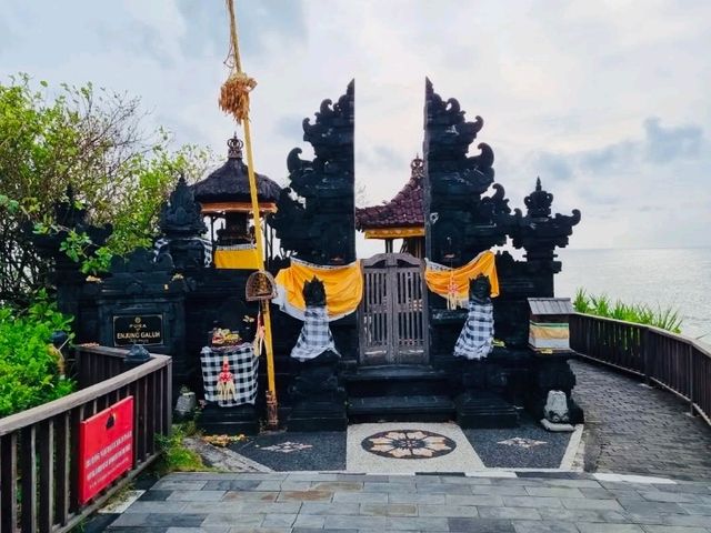 海に浮かぶ神秘の寺院！バリの絶景スポット