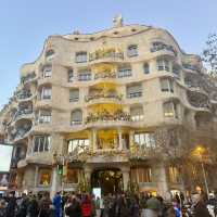【スペイン/バルセロナ】波打つ壁が描き出す   ガウディ建築の極み「カサ・ミラ」