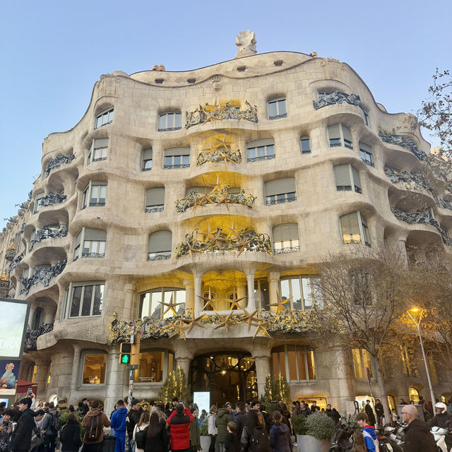 【スペイン/バルセロナ】波打つ壁が描き出す   ガウディ建築の極み「カサ・ミラ」