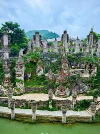 Statues at Yelang Valley