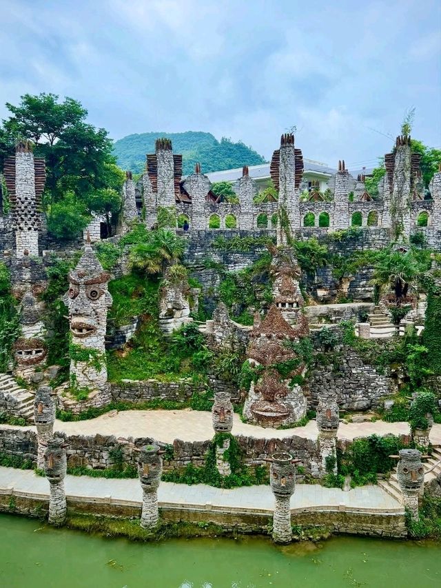 Statues at Yelang Valley