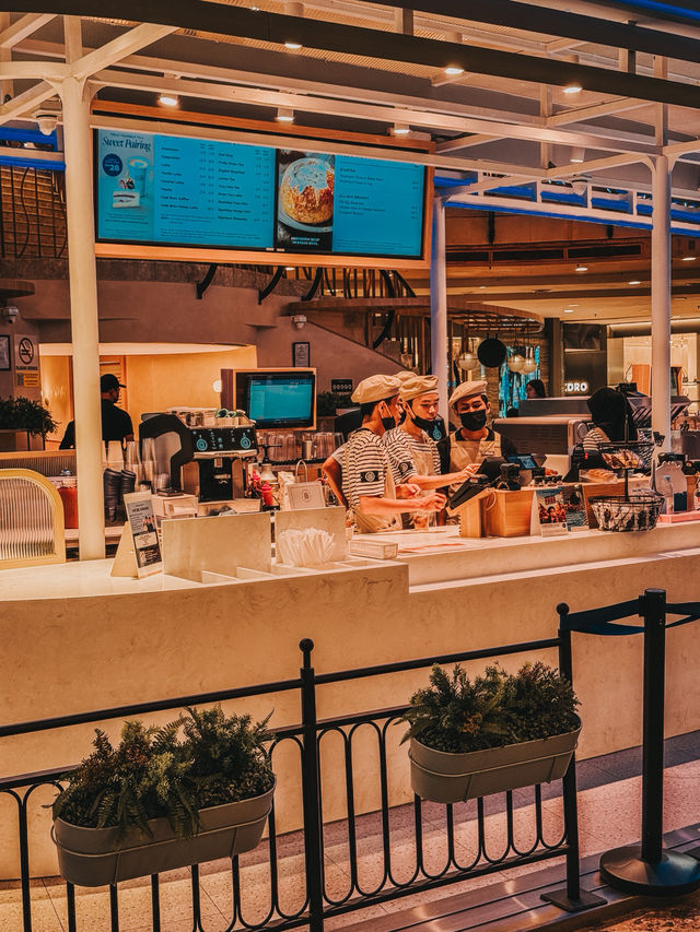 Parisian Calm After Lunch – Coffee & Chill at Paris Baguette