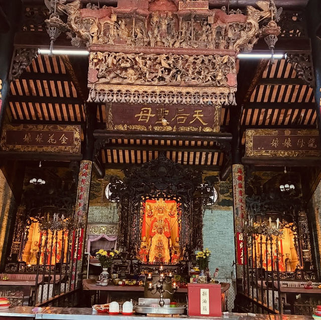 🏯✨ *Jade Emperor Pagoda (Chùa Ngọc Hoàng): Saigon’s Mystical Oasis of Incense & Turtles* 🌿🐢