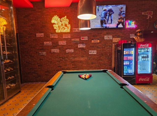 THE GOVERNOR'S 🍺🍻 BAR AND RESTAURANT