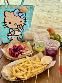 Wait for a sunny day and take you to the beach to relax✨