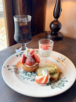 [Fukuoka Cafe] Кафе, расположенное в уединении посреди сельской местности.