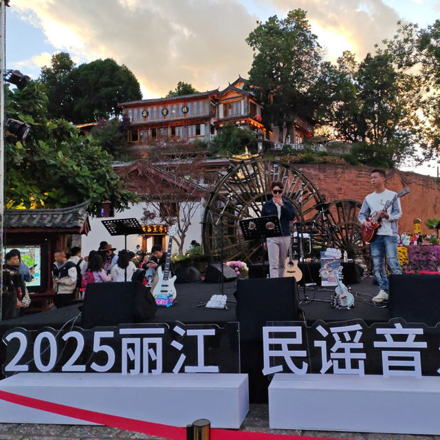 Strolling Through the Enchanting Lijiang Old Town 