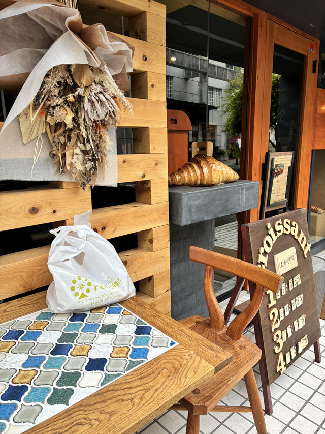 北野の坂の途中で香ばしい香りに誘われて🥐✨ 北野の坂の途中で香ばしい香りに誘われて🥐✨