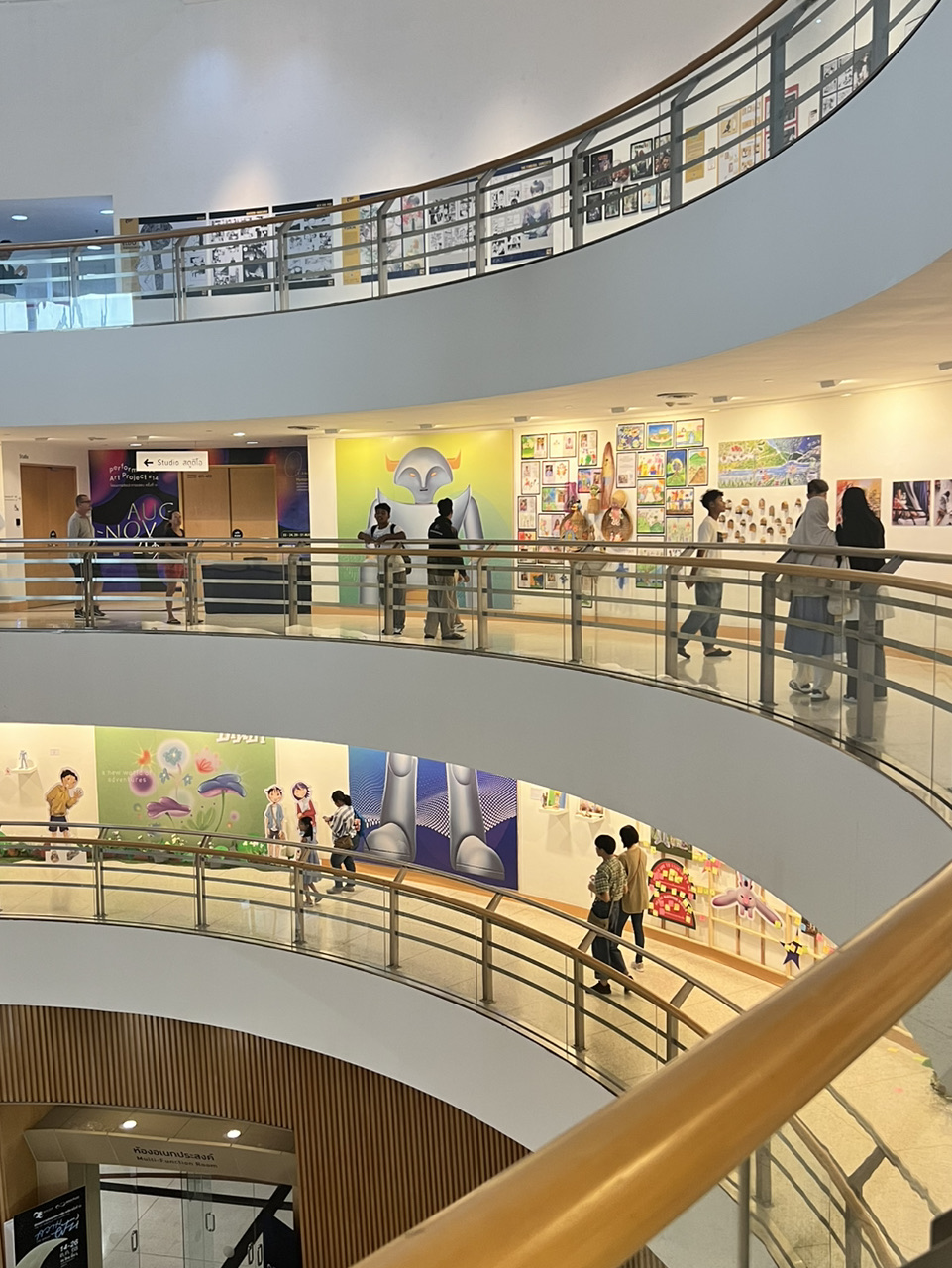 Transportation - BTS Skytrain, MRT, Airport Link
Attractions - Bangkok Art and Culture Centre, Banthat Thong, Asoke, Siam, Wat Arun
Food and Dining - Korean Town near Asoke Station offers a variety of Korean restaurants at reasonable prices
Shopping - Siam, Terminal 21
Budget -
Transportation: BTS, Tuk-tuk, approximately 300 THB per person (round trip to accommodation)
Meals: Lunch around 200 THB per person
Dinner around 450 THB per person (buffet)
Desserts and drinks at cafes around 300 THB per person
Budget-friendly: 1,000 THB note with change left over!