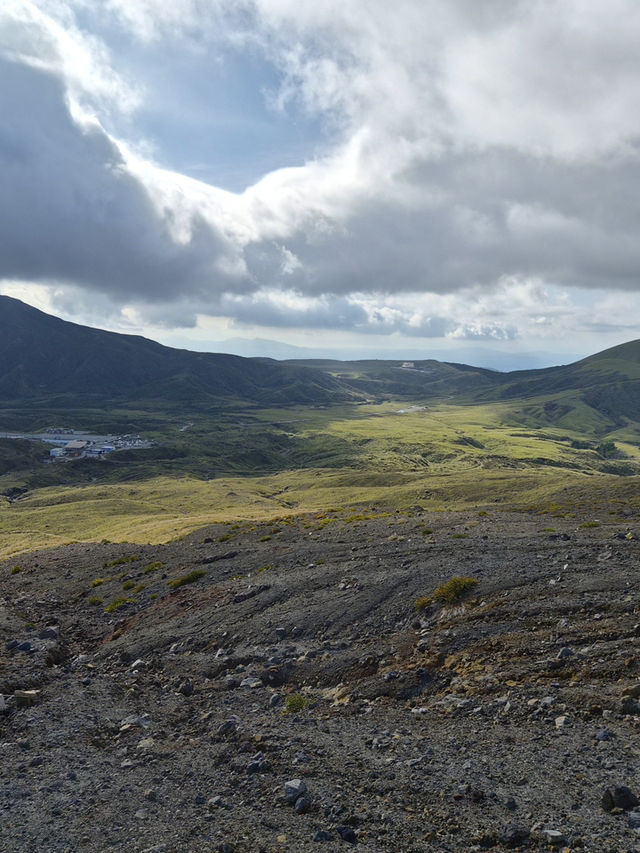 🌋 “지구의 심장을 눈앞에서 보다 – 아소산 나카다케 화구”