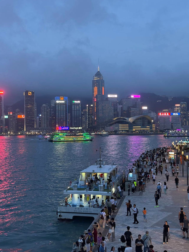 шоу света Symphony of Lights в Гонконге 