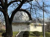 有許多重要文化遺產的公園，捷運站出站即達的美麗景點！