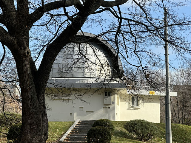 有許多重要文化遺產的公園，捷運站出站即達的美麗景點！