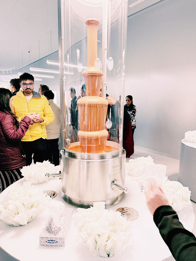 Lindt Famous Chocolate Fountain 🍫 Lindt Famous Chocolate Fountain 🍫