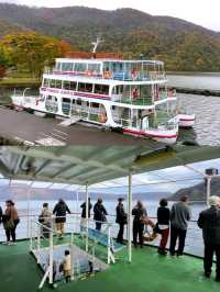 深秋絕景!十和田湖游船仿佛駛入油畫世界🍁