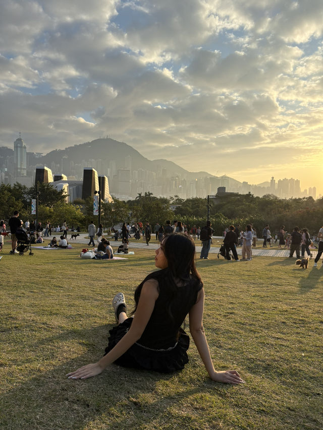 🌅 M+: จุดชมพระอาทิตย์ตกที่ปังที่สุดใน West Kowloo 🌅 M+: จุดชมพระอาทิตย์ตกที่ปังที่สุดใน West Kowloo
