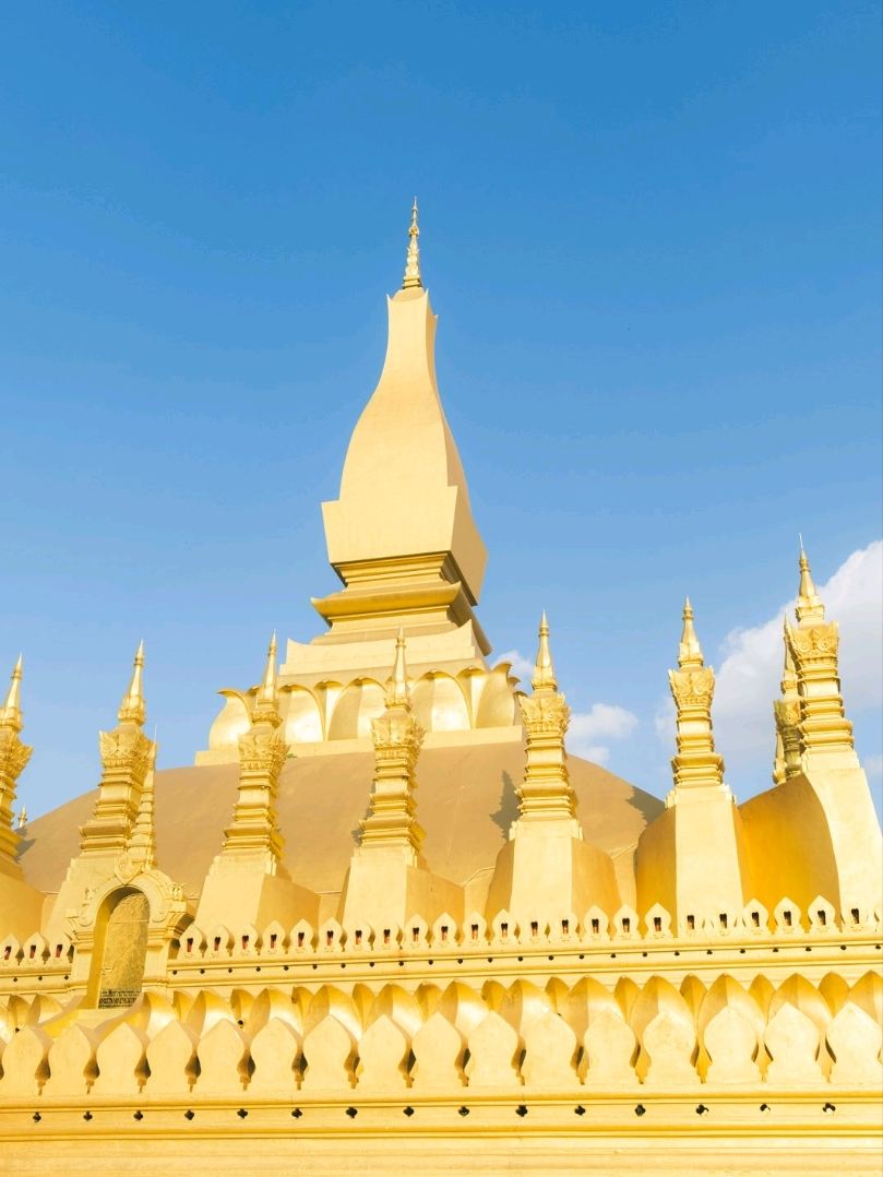 ラオスのビエンチャンにあるきんきらなお寺 | Trip.com ヴィエンチャン