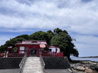 This small, secluded shrine is famous for its unique way of praying. By carrying the lid of an ancient cooking pot (used for cooking rice in a cauldron) on your head, and successfully making your wish from the torii gate to the shrine, your wish will come true.

Kama-gata Shrine enshrines the "God of War" and the "God of Victory." It is said that during World War II, families with members serving in the military would frequently come here to pray for their family's victory and safety. There is also a belief that if you visit the shrine while carrying the lid on your head, your family will return home safely.

[Kama-gata Shrine - An Incredible Way to Pray]

1. Remove the lid from the shrine.

2. Return to the area under the torii gate and place the lid flat on your head.

3. While maintaining your balance, slowly move towards the offering box, being careful not to drop the lid.

* The distance from the torii gate to the offering box is about 10 meters! The biggest challenge is the three steps; maintaining your balance on them is difficult, but you can try again if you fail once.

4. Once you reach the offering box, return the lid to its original position, then make your wish and pray for good fortune!

Transportation: 1. Rent a car from Ibusuki Station; the drive takes approximately 30 to 40 minutes.

If using public transportation, take the JR Ibusuki-Makurazaki Line to "Eiwa-Okawa Station," then walk for approximately 10 to 15 minutes.