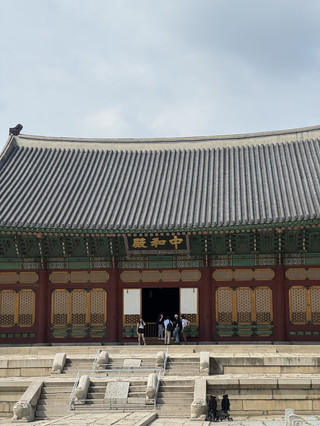 Deoksugung: Where Korean Royal Vibes Meet Western Swag 👑🌍