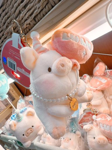 スクイーズ、収納スツール、文房具まで！LuLu豚グッズが勢ぞろい