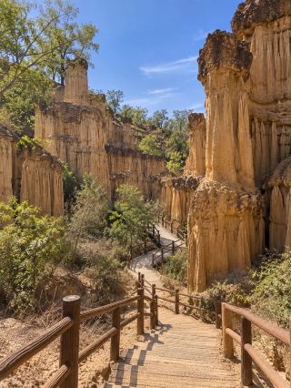 Visit Pha Cho, a natural wonder of earthen cliffs. 🫶🏻🛘