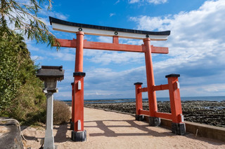 Cross the bridge to the island of the gods and admire the seaside torii gate at "Aoshima Miyazaki Shrine" âŠď¸đđ´đ