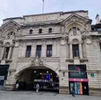 🚂🇬🇧 Discovering Victoria Station: London's Transportation Hub! 🚆🚇