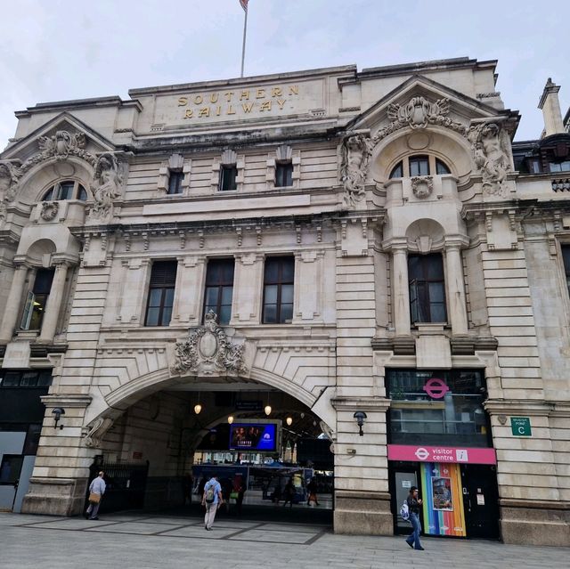 🚂🇬🇧 Discovering Victoria Station: London's Transportation Hub! 🚆🚇