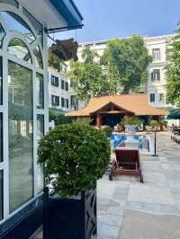 🌳 Beautiful Grounds, Pool & Breakfast Experience