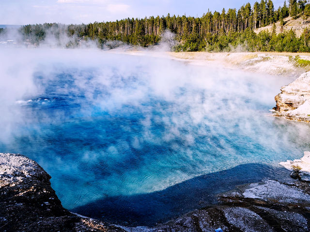 🌟 Top Landmarks to See in Yellowstone National Park 🚗💨
