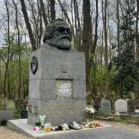 A Hauntingly Beautiful Oasis in London – Highgate Cemetery is Unforgettable!