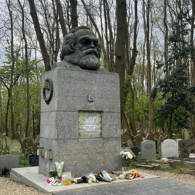 A Hauntingly Beautiful Oasis in London – Highgate Cemetery is Unforgettable!