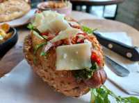 ร้านที่ยกระดับ Hot dog  เป็น Haute Dog สุดครีเอท