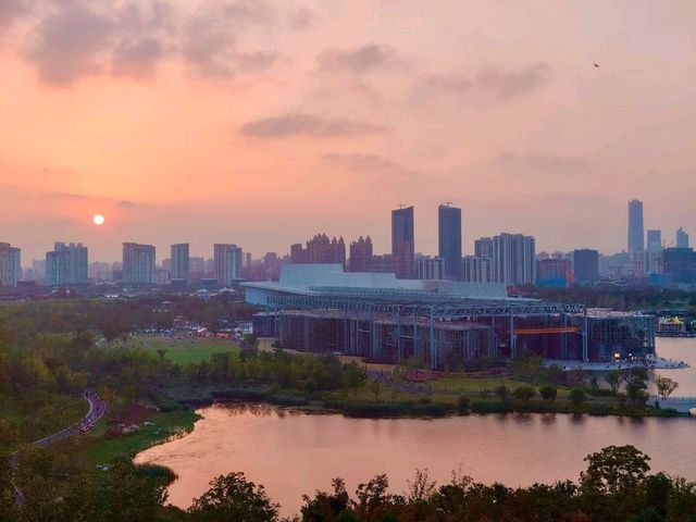 상하이 엑스포 공원: 황푸강과 노을이 어우러진 도심 속 힐링 🌇🌿🏙️
