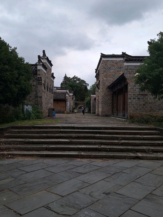 Wanliuzhou Park, Yushan County – A Riverside Gem 🌿🏞️