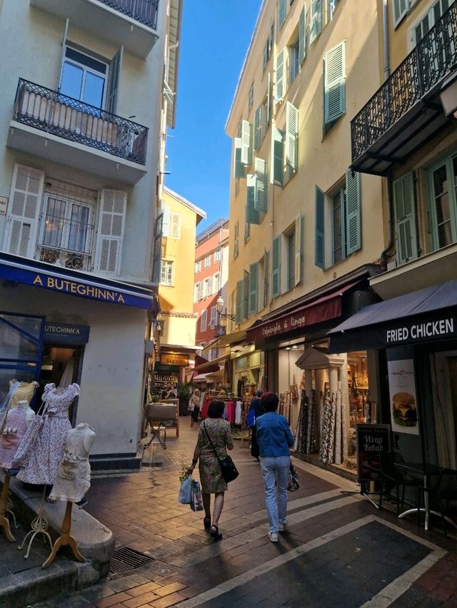 Get lost in the steets of old town Nice 🌐🧭
