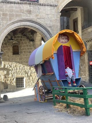 ฉันรักการเดินทางไปวิแตร์โบ อิตาลี
ฉันชื่อเซลิน เป็นเชฟชาวลอนดอนที่รักการทำอาหาร การท่องเที่ยว ธรรมชาติ ทะเล โยคะ พิลาทิส อาหาร วัฒนธรรม แฟชั่น ประวัติศาสตร์ และการทำสมาธิ
#travel2026 #travel #Seascapes #Staycation แผนการเดินทาง (ประกวด)
การค้นพบวิแตร์โบในแคว้นลาซิโอ ประเทศอิตาลี เป็นไฮไลท์ของการผจญภัยในอิตาลีของฉัน – เมืองยุคกลางที่งดงาม มีประวัติศาสตร์เกี่ยวกับพระสันตะปาปาและบ่อน้ำพุร้อน ฉันเพลิดเพลินกับเครื่องดื่มเรียกน้ำย่อยที่ร้านท้องถิ่นอย่าง Ciuffo Cantina dei Papi ชิมไวน์และพาสต้าประจำภูมิภาค พร้อมดื่มด่ำกับบรรยากาศที่แท้จริง ในฐานะคนรักอาหาร วัตถุดิบสดใหม่ได้จุดประกายไอเดียการทำอาหารของฉัน และฉันได้เล่นพิลาทิสในจัตุรัสที่เงียบสงบเพื่อผ่อนคลาย วิแตร์โบเป็นเมืองในฝันสำหรับผู้ที่ชื่นชอบประวัติศาสตร์ ด้วยอุโมงค์ใต้ดินและพระราชวังต่างๆ มีผู้คนน้อยกว่าโรม ทำให้ได้สัมผัสประสบการณ์แบบอิตาลีแท้ๆ ขอแนะนำอย่างยิ่งสำหรับผู้ที่ต้องการหลีกหนีความวุ่นวายเพื่อสัมผัสวัฒนธรรมและสุขภาพ
วิธีการเดินทาง: รถไฟจากสนามบินโรม (1 ชั่วโมง); เดินเที่ยวในเมืองเก่า; รถบัส; แท็กซี่; ขับรถบนทางหลวง A1
สถานที่ห้ามพลาด: พระราชวังพระสันตะปาปา; ย่านซานเปллеกรีโน; โรงอาบน้ำร้อน; พิพิธภัณฑ์เอตรัสกัน; บันไดโปรเฟอร์ลี; จัตุรัสปิอาซซาเดลเพลบิสซิโต
โรงแรม: บัลเลติพาร์ค (สปา, 120 ยูโรขึ้นไป); อัลลาคอร์เตเดลเลแตร์เม (โรงอาบน้ำร้อน, 100 ยูโรขึ้นไป); มินิพาเลซ (ราคาประหยัด, 80 ยูโรขึ้นไป)
อาหาร: พาสต้าอัลลามาตริเซียนา, พอร์เชตตาที่ร้านอาหารพื้นเมือง (20-30 ยูโร); ไวน์; สลัดผัก/สมุนไพร
ช้อปปิ้ง: ตลาดท้องถิ่น งานฝีมือ/ชีส/ไวน์; ถนนเวียโรมา แฟชั่น/เครื่องประดับ สถานที่ทางประวัติศาสตร์ มีบัตรเข้าชม มี Wi-Fi
1. ที่อยู่: Palazzo dei Papi, Piazza San Lorenzo, Viterbo จุดเด่น: พระราชวังโกธิก, ประวัติศาสตร์พระสันตะปาปา, วิวสวยงาม คะแนน: 4.7/5
2. ที่อยู่: Quartiere San Pellegrino, Viterbo จุดเด่น: ตรอกซอกซอยยุคกลาง, บันไดโปรเฟอร์ลี, เสน่ห์ของที่นี่ คะแนน: 4.6/5
3. ที่อยู่: Terme dei Papi, Strada Bagni, Viterbo จุดเด่น: น้ำพุร้อนธรรมชาติ, การผ่อนคลายด้วยสปา คะแนน: 4.5/5
#Viterbo #Lazio #ItalyTravel #MedievalTown #ThermalSprings #YogaInSquares