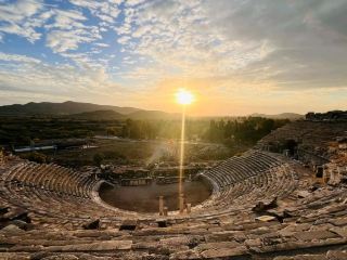 #冬季旅行 來安卡拉的博物館體驗一日遊，走進土耳其的歷史！ 🏛️🌟 米利都博物館 (Milet Müzesi) 和土耳其第二大米利都共和國博物館 (II. Turkiye Buyuk Millet Meclisi Cumhuriyet Muzesi) 是兩大必遊之地，也是文化愛好者和任何想要了解土耳其歷史的人的理想選擇。

首先前往米利都博物館，欣賞來自古米利都的考古奇觀和文物。必做之事：漫步於古典雕塑和馬賽克之間，並參觀城市模型！最佳拍照地點：在大型馬賽克附近嘗試廣角拍攝－這是展現這些古老圖案的完美背景。小貼士：平日通常比較安靜，您可以悠閒地慢慢參觀。

接下來，前往土耳其第二大米利都共和國博物館（地址：Cumhuriyet Cad. Ulus / Ankara）。開放時間為上午 8:30 至晚上 8:00（最後入場時間為晚上 7:30），這座歷史悠久的議會大廈現已改建為博物館，展現了現代土耳其的誕生歷程。必遊景點：參觀阿塔圖爾克的辦公室和原議會廳。拍照打卡點：站在主廳的土耳其國旗下，拍出充滿愛國的震撼照片！小提醒：預留充足的時間參觀博物館的精美展品，如果您喜歡記錄有趣的歷史知識，建議攜帶小筆記本。

實用小秘訣：兩座博物館都位於市中心，步行或搭乘大眾運輸工具均可輕鬆抵達。服裝建議舒適得體；正式一些的服裝更符合博物館的氛圍，夏季尤其需要攜帶飲用水。注意事項：入口處可能會檢查包包，因此請避免攜帶體積較大或受限物品。

#安卡拉 #博物館日 #文化之旅 #歷史愛好者 #土耳其旅行